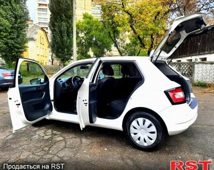 Шкода Фабия 2015 в Киеве на Automoto.ua Белый Шкода Фабия, объемом двигателя 1 л и пробегом 230 тыс. км за 5299 $, фото 4 на Automoto.ua