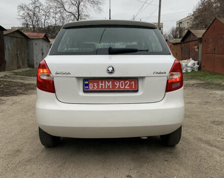 Белый Шкода Фабия, объемом двигателя 1.4 л и пробегом 210 тыс. км за 6600 $, фото 6 на Automoto.ua