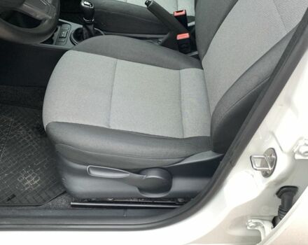 Белый Шкода Фабия, объемом двигателя 1.4 л и пробегом 210 тыс. км за 6600 $, фото 5 на Automoto.ua