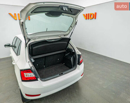 Белый Шкода Фабия, объемом двигателя 1 л и пробегом 98 тыс. км за 7436 $, фото 6 на Automoto.ua