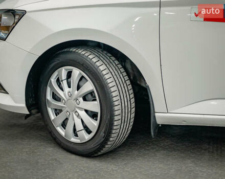 Белый Шкода Фабия, объемом двигателя 1 л и пробегом 82 тыс. км за 8434 $, фото 7 на Automoto.ua