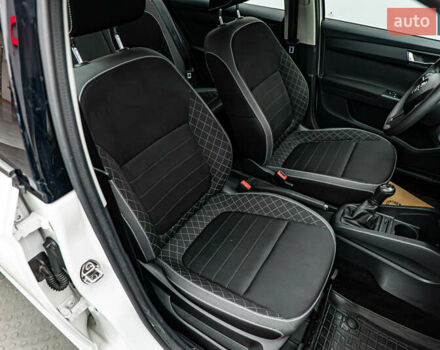 Белый Шкода Фабия, объемом двигателя 1 л и пробегом 82 тыс. км за 8434 $, фото 14 на Automoto.ua