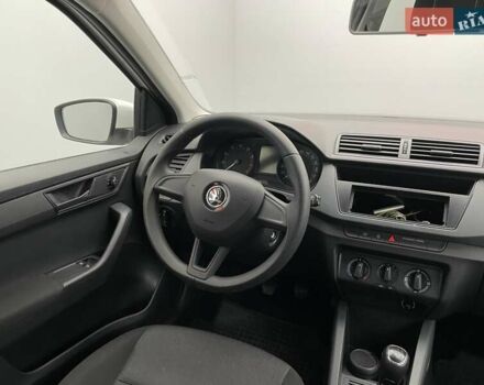 Белый Шкода Фабия, объемом двигателя 1 л и пробегом 44 тыс. км за 9327 $, фото 9 на Automoto.ua