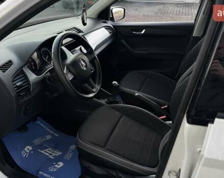 Белый Шкода Фабия, объемом двигателя 1 л и пробегом 146 тыс. км за 8880 $, фото 25 на Automoto.ua