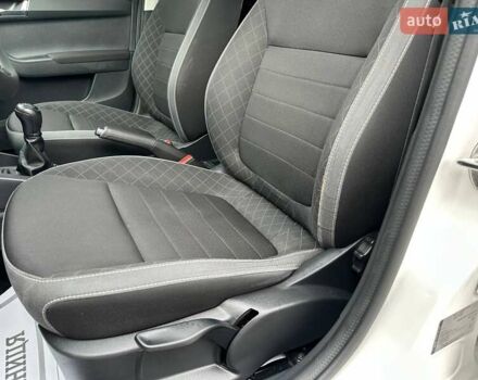 Белый Шкода Фабия, объемом двигателя 1 л и пробегом 104 тыс. км за 8600 $, фото 56 на Automoto.ua