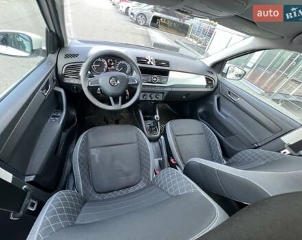 Белый Шкода Фабия, объемом двигателя 1 л и пробегом 115 тыс. км за 8021 $, фото 14 на Automoto.ua