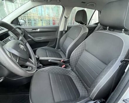 Белый Шкода Фабия, объемом двигателя 1 л и пробегом 181 тыс. км за 7110 $, фото 17 на Automoto.ua