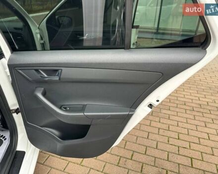 Белый Шкода Фабия, объемом двигателя 1 л и пробегом 104 тыс. км за 8600 $, фото 73 на Automoto.ua