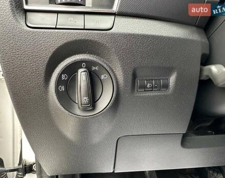 Белый Шкода Фабия, объемом двигателя 1 л и пробегом 104 тыс. км за 8600 $, фото 47 на Automoto.ua