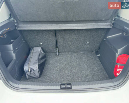 Белый Шкода Фабия, объемом двигателя 1 л и пробегом 131 тыс. км за 8499 $, фото 50 на Automoto.ua