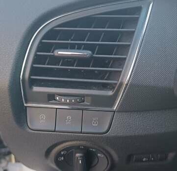 Белый Шкода Фабия, объемом двигателя 1 л и пробегом 87 тыс. км за 9800 $, фото 4 на Automoto.ua