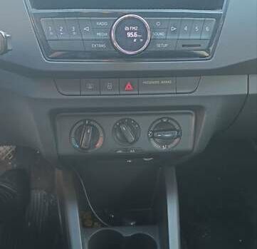 Белый Шкода Фабия, объемом двигателя 1 л и пробегом 87 тыс. км за 9800 $, фото 6 на Automoto.ua