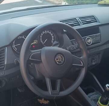 Белый Шкода Фабия, объемом двигателя 1 л и пробегом 87 тыс. км за 9800 $, фото 2 на Automoto.ua