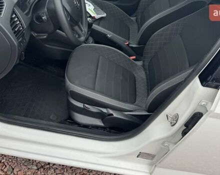 Белый Шкода Фабия, объемом двигателя 1 л и пробегом 67 тыс. км за 8999 $, фото 19 на Automoto.ua