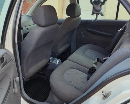 Белый Шкода Фабия, объемом двигателя 1.4 л и пробегом 291 тыс. км за 3800 $, фото 6 на Automoto.ua