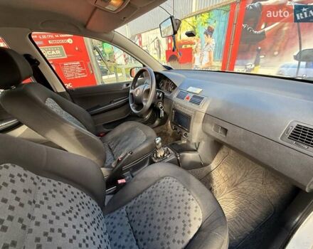 Белый Шкода Фабия, объемом двигателя 1.2 л и пробегом 197 тыс. км за 3900 $, фото 9 на Automoto.ua