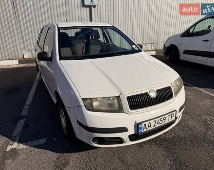 Белый Шкода Фабия, объемом двигателя 1.2 л и пробегом 197 тыс. км за 3900 $, фото 2 на Automoto.ua