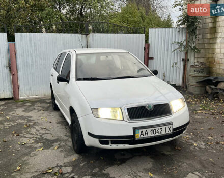 Белый Шкода Фабия, объемом двигателя 1.2 л и пробегом 303 тыс. км за 1800 $, фото 1 на Automoto.ua