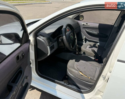 Білий Шкода Фабія, об'ємом двигуна 1.4 л та пробігом 250 тис. км за 2200 $, фото 14 на Automoto.ua