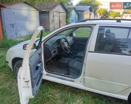 Білий Шкода Фабія, об'ємом двигуна 1.2 л та пробігом 275 тис. км за 1950 $, фото 3 на Automoto.ua