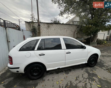 Белый Шкода Фабия, объемом двигателя 1.2 л и пробегом 303 тыс. км за 1800 $, фото 6 на Automoto.ua