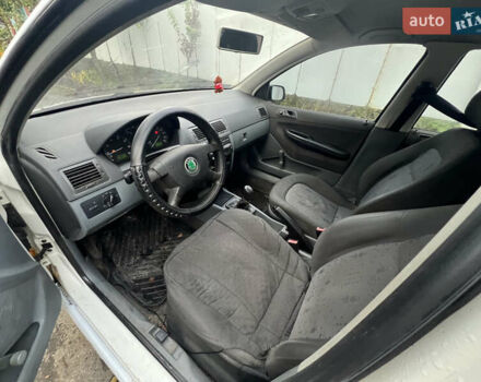 Белый Шкода Фабия, объемом двигателя 1.2 л и пробегом 303 тыс. км за 1800 $, фото 8 на Automoto.ua