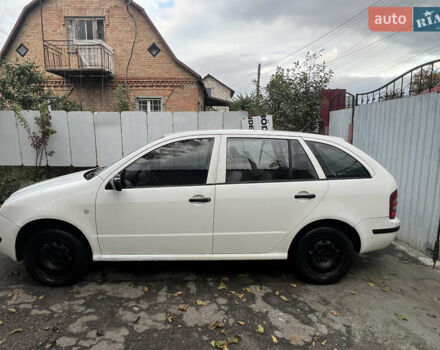 Белый Шкода Фабия, объемом двигателя 1.2 л и пробегом 303 тыс. км за 1800 $, фото 3 на Automoto.ua