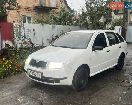 Белый Шкода Фабия, объемом двигателя 1.2 л и пробегом 303 тыс. км за 1800 $, фото 1 на Automoto.ua