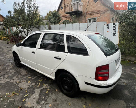 Белый Шкода Фабия, объемом двигателя 1.2 л и пробегом 303 тыс. км за 1800 $, фото 4 на Automoto.ua