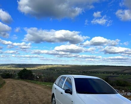 Белый Шкода Фабия, объемом двигателя 1.2 л и пробегом 235 тыс. км за 2900 $, фото 2 на Automoto.ua