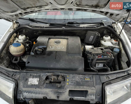 Белый Шкода Фабия, объемом двигателя 1.2 л и пробегом 375 тыс. км за 3300 $, фото 12 на Automoto.ua