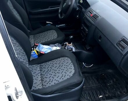 Белый Шкода Фабия, объемом двигателя 1.2 л и пробегом 320 тыс. км за 2400 $, фото 10 на Automoto.ua