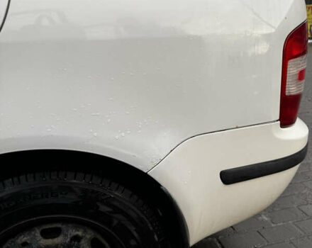 Белый Шкода Фабия, объемом двигателя 1.2 л и пробегом 375 тыс. км за 3300 $, фото 4 на Automoto.ua