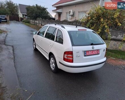 Білий Шкода Фабія, об'ємом двигуна 1.39 л та пробігом 220 тис. км за 4700 $, фото 2 на Automoto.ua