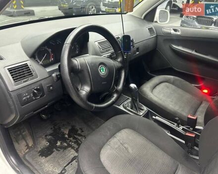 Белый Шкода Фабия, объемом двигателя 1.39 л и пробегом 293 тыс. км за 4700 $, фото 7 на Automoto.ua