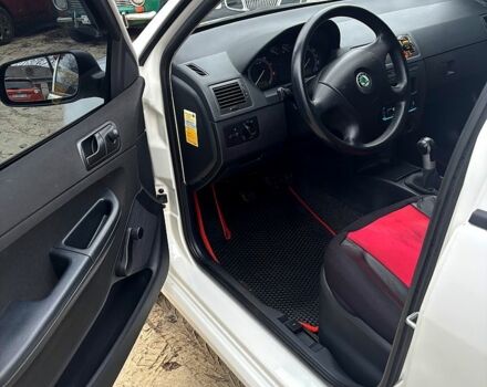 Белый Шкода Фабия, объемом двигателя 1.2 л и пробегом 213 тыс. км за 3500 $, фото 11 на Automoto.ua