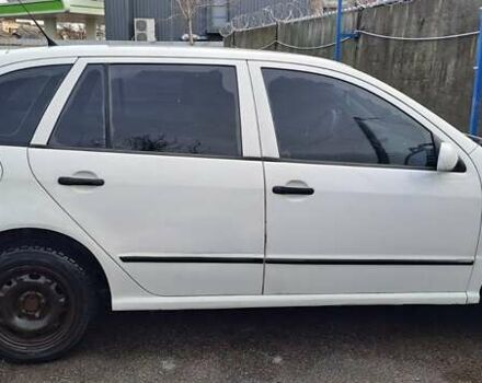 Белый Шкода Фабия, объемом двигателя 1.2 л и пробегом 218 тыс. км за 3950 $, фото 1 на Automoto.ua