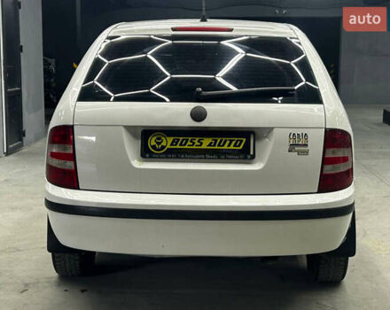 Белый Шкода Фабия, объемом двигателя 1.39 л и пробегом 293 тыс. км за 4700 $, фото 4 на Automoto.ua