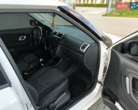 Шкода Фабия 2008 в Ужгороде на Automoto.ua Белый Шкода Фабия, объемом двигателя 1.42 л и пробегом 300 тыс. км за 4999 $, фото 8 на Automoto.ua