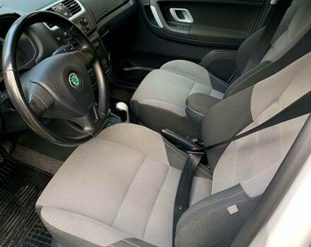 Белый Шкода Фабия, объемом двигателя 1.6 л и пробегом 240 тыс. км за 6300 $, фото 6 на Automoto.ua