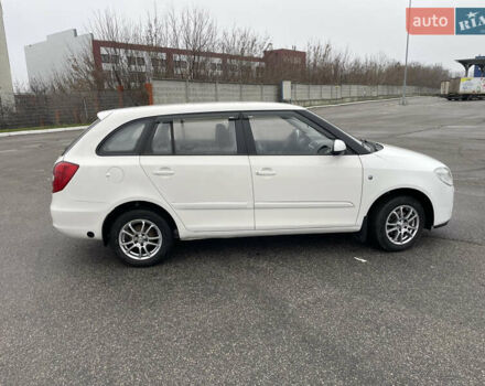 Белый Шкода Фабия, объемом двигателя 1.39 л и пробегом 178 тыс. км за 5500 $, фото 2 на Automoto.ua