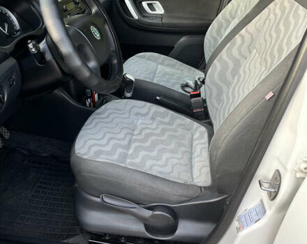 Белый Шкода Фабия, объемом двигателя 1.39 л и пробегом 265 тыс. км за 5300 $, фото 16 на Automoto.ua