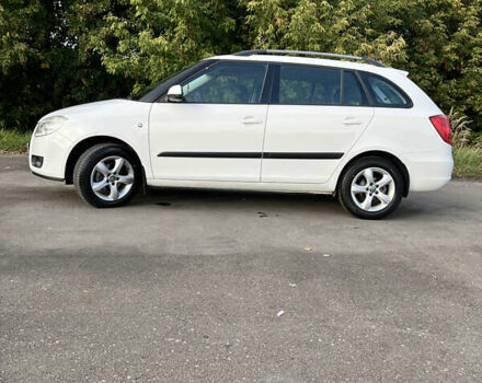 Белый Шкода Фабия, объемом двигателя 1.39 л и пробегом 265 тыс. км за 5300 $, фото 2 на Automoto.ua