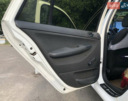 Білий Шкода Фабія, об'ємом двигуна 1.2 л та пробігом 209 тис. км за 4100 $, фото 12 на Automoto.ua