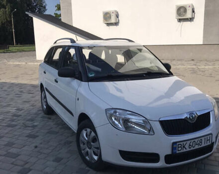 Белый Шкода Фабия, объемом двигателя 1.2 л и пробегом 223 тыс. км за 4300 $, фото 1 на Automoto.ua