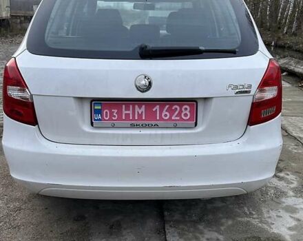 Белый Шкода Фабия, объемом двигателя 1.42 л и пробегом 300 тыс. км за 6500 $, фото 2 на Automoto.ua