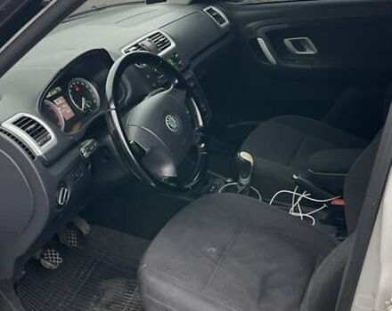 Белый Шкода Фабия, объемом двигателя 1.2 л и пробегом 315 тыс. км за 5000 $, фото 7 на Automoto.ua