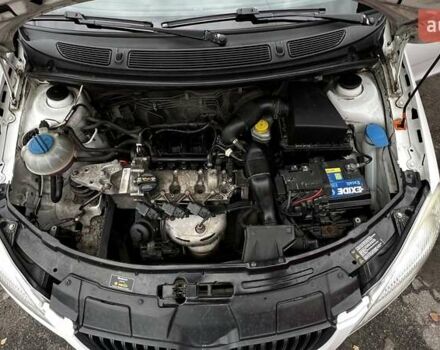 Білий Шкода Фабія, об'ємом двигуна 1.2 л та пробігом 256 тис. км за 4500 $, фото 13 на Automoto.ua