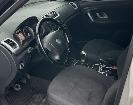 Белый Шкода Фабия, объемом двигателя 1.2 л и пробегом 315 тыс. км за 5000 $, фото 5 на Automoto.ua