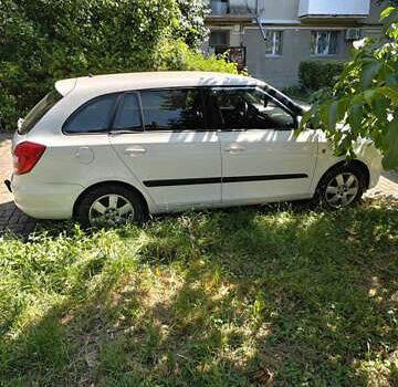 Белый Шкода Фабия, объемом двигателя 1.42 л и пробегом 198 тыс. км за 5000 $, фото 1 на Automoto.ua